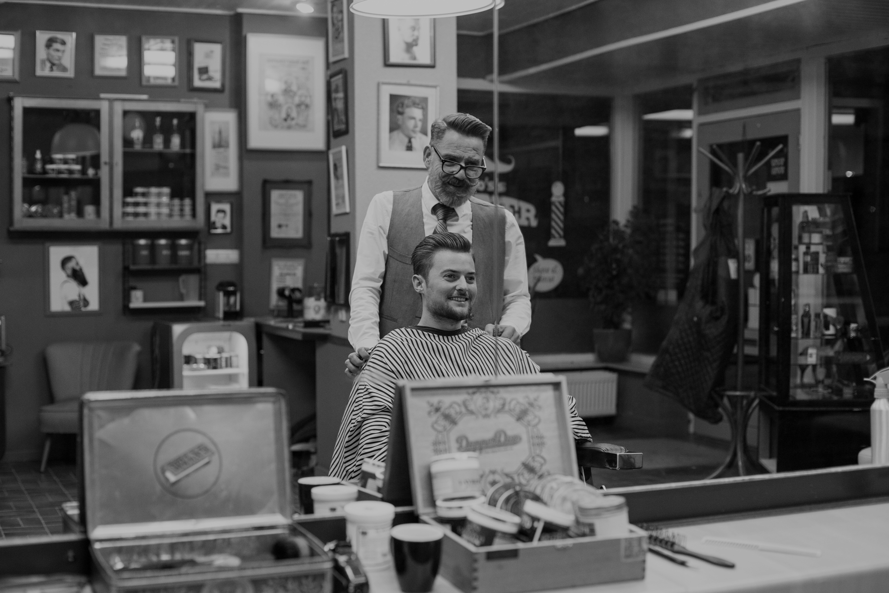 Tino aan het werk in zijn barbershop in Breda