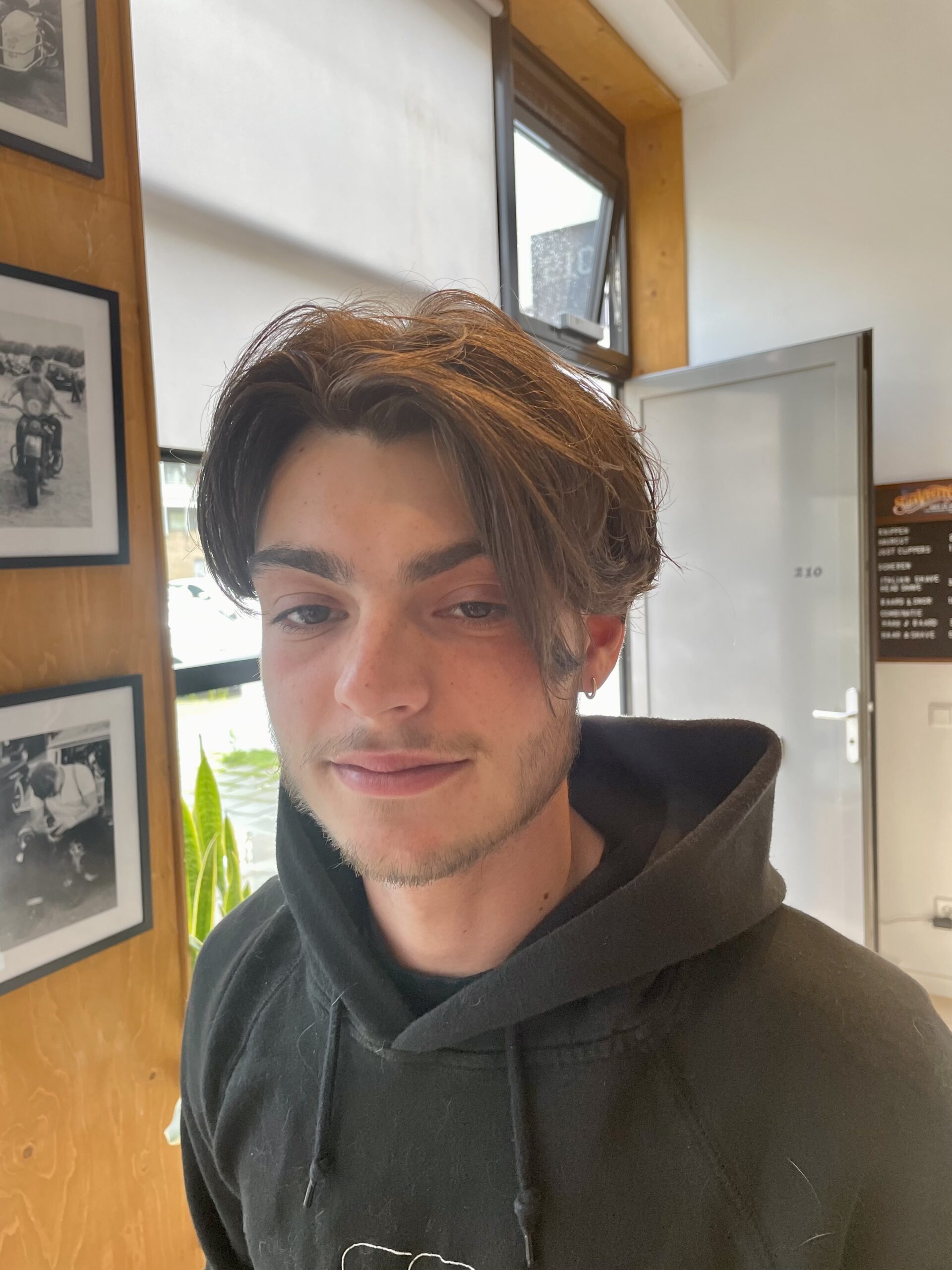 Tino aan het werk in de barbershop